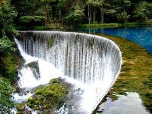  Feiyun Waterfallı: Doğada Bir Şelale Harikası ve Gizli Kaya Resimleri!