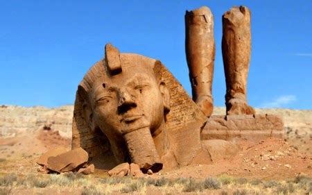 Ozymandias Heykeli: Çölün Ortasında Bir Faraonun Gururu ve Yıkımının Anıtı!