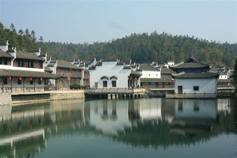 Qingshan Lake: Yemyeşil bir Gökyüzü ve Şehir Manzarası İçin Muhteşem Bir Yolculuk!