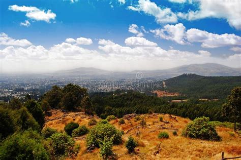  Entoto Dağı ve Şehir Manzarası: Tarihi Bir Yolculuğa Davet!