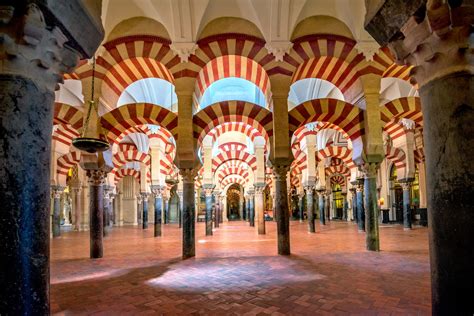 Mezquita-Catedral de Córdoba: Bir Tarihi Yolculuk ve Mimarinin Harikaları!