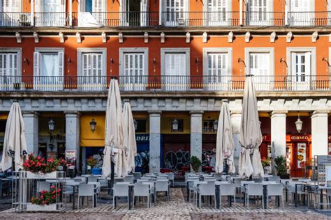 Plaza Mayor'nin Gizemli Tarihi ve Canlı Atmosferi!